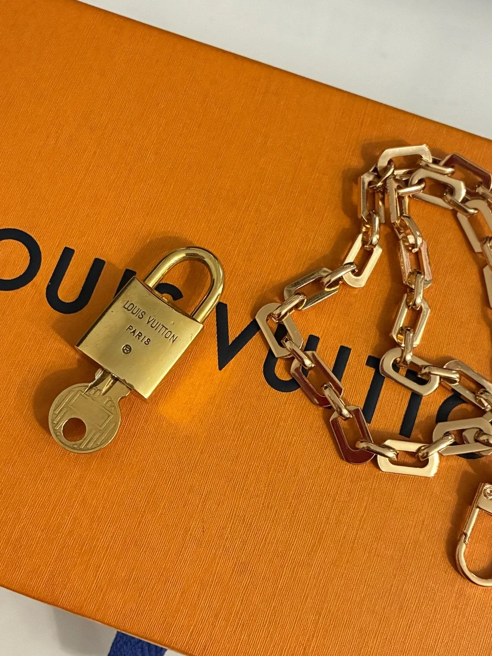 Authentic LV #218 Padlock & Key Set With Vintage Neckace Chain - Picture 5 of 8